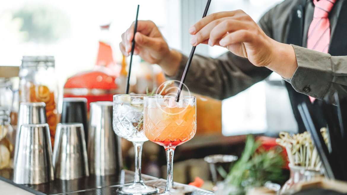 Accoglienza e assistenza al cliente; Preparazione di snack e piatti semplici; Preparazione di prodotti di caffetteria e di cocktail e bevande alcoliche